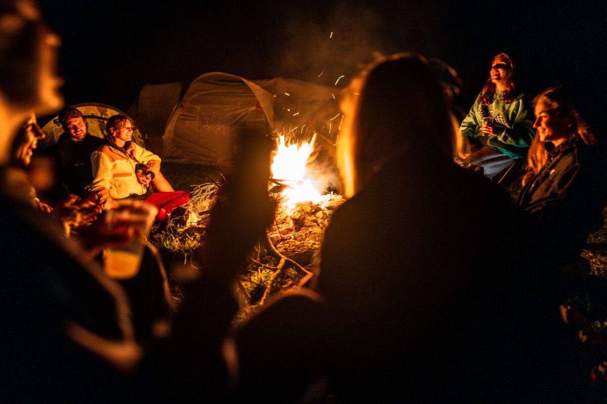 enceintes bières montagne feu fumée verre